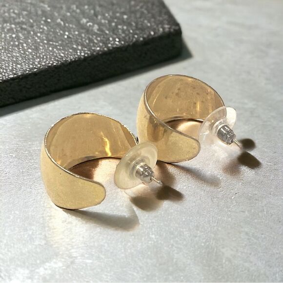 Vintage Wide Gold Tone Hoop Earrings for Pierced Ears Unbranded - Picture 2 of 6